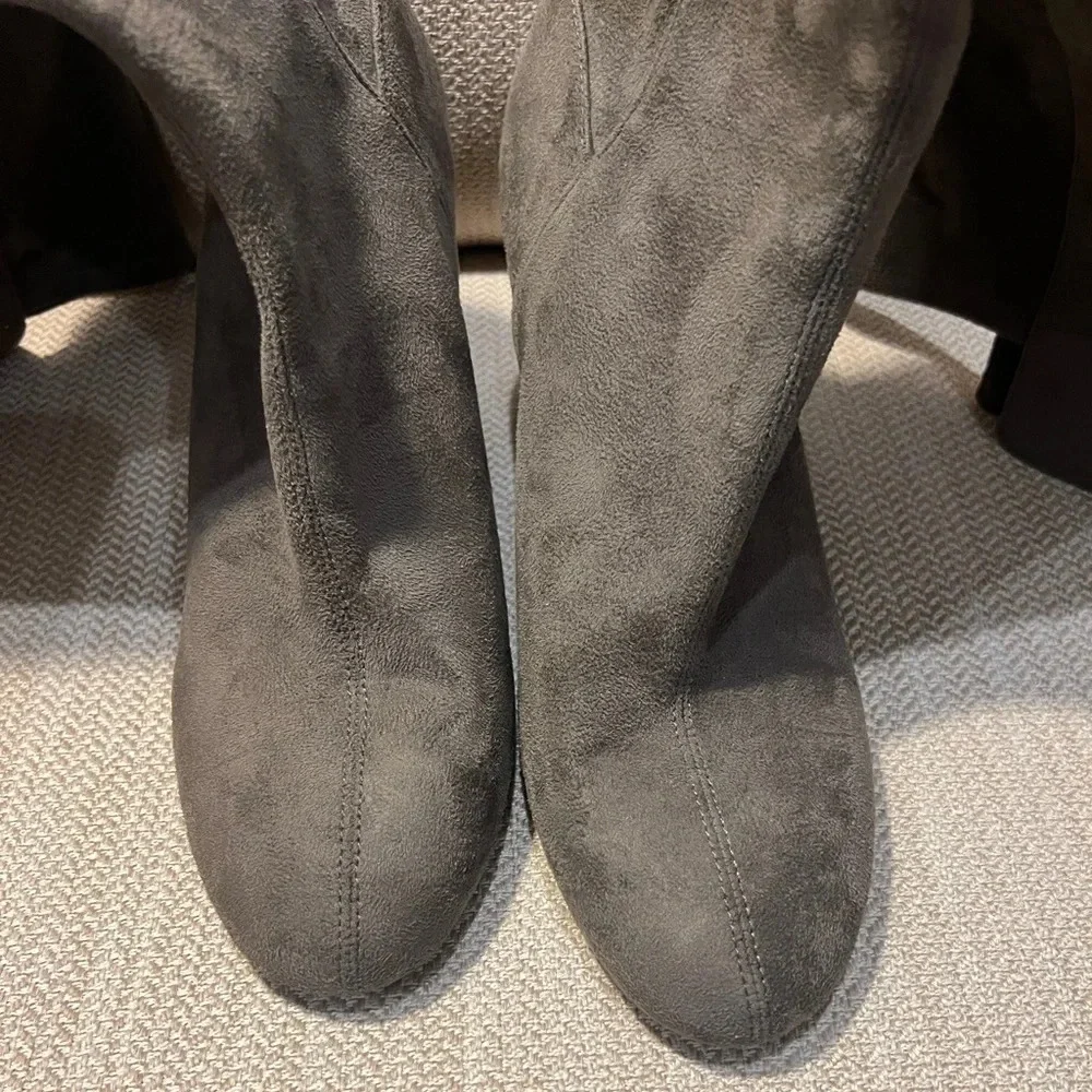 Nine West size 10 over the knee length dark gray suede boots